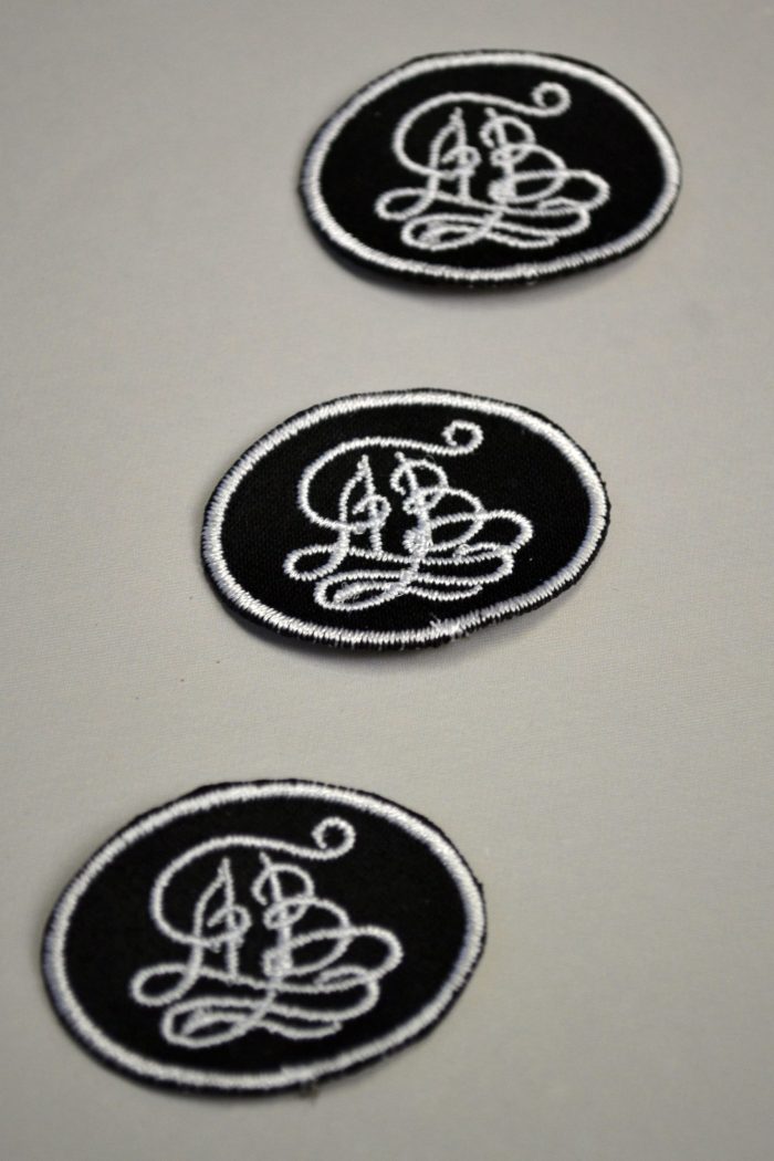 Нашивки на черном атласе — изображение 4