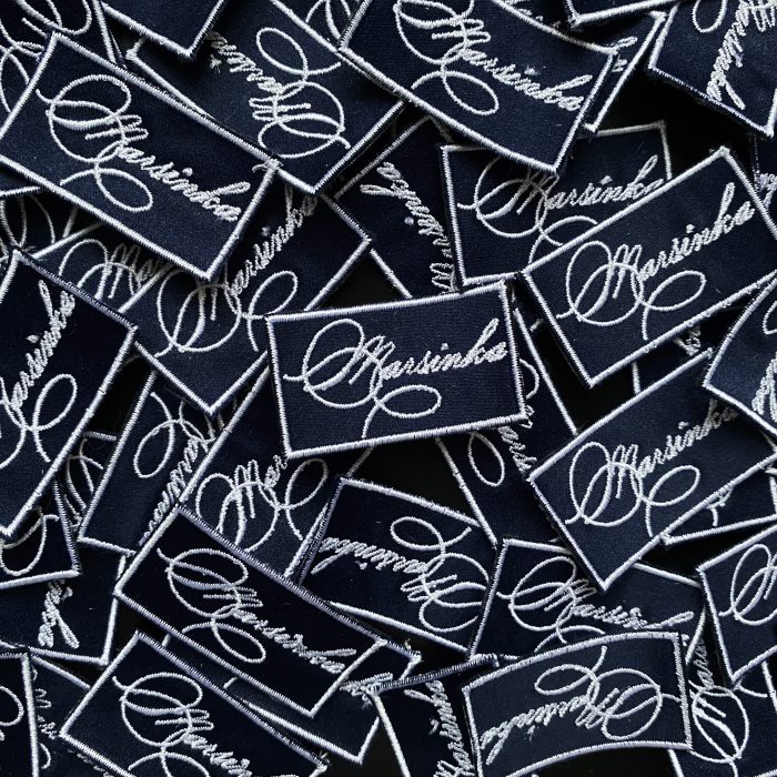 Нашивки на цветном атласе — изображение 2